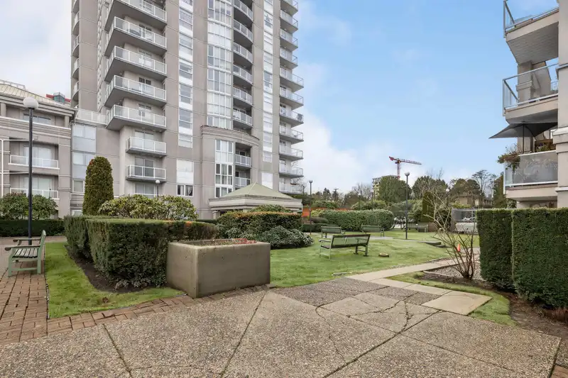 313 10533 UNIVERSITY DRIVE - photo 3 of 35