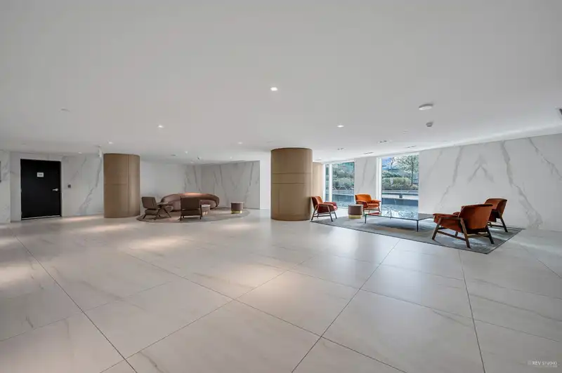 1308 9887 WHALLEY BOULEVARD - photo 4 of 14