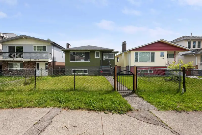 2436 E 45TH AVENUE - photo 3 of 39