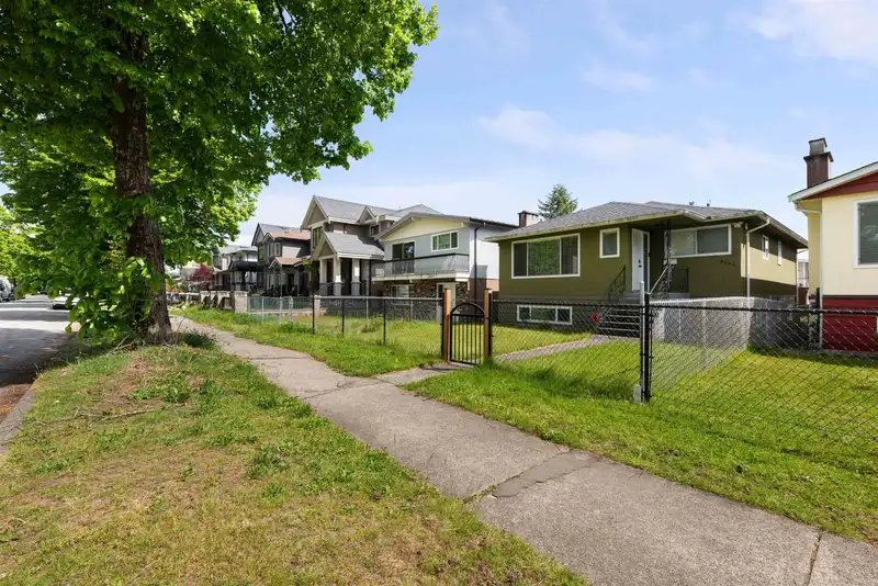 2436 E 45TH AVENUE - photo 4 of 39