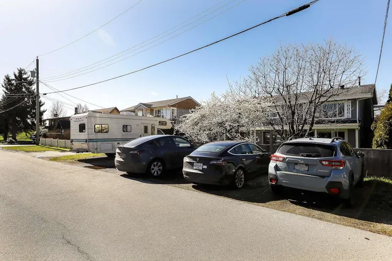 5007 60A STREET - photo 4 of 25