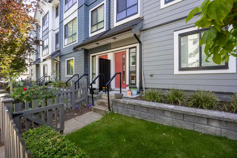 13 16760 25 AVENUE - photo 2 of 27