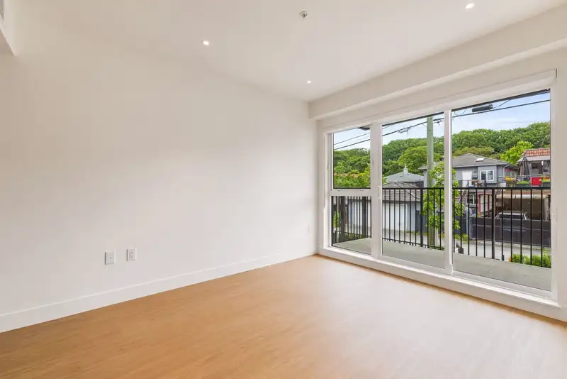 202 2235 E BROADWAY - photo 2 of 23