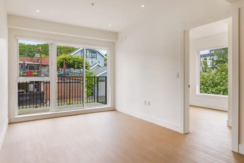 202 2235 E BROADWAY - photo 3 of 23