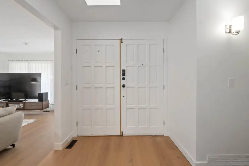 14082 20 AVENUE - photo 4 of 25