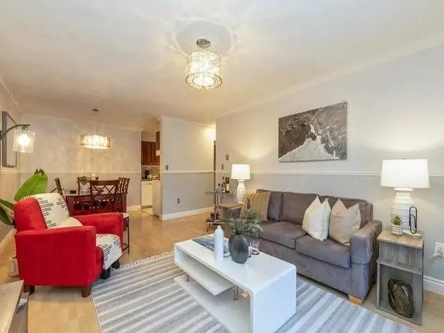 112 6105 KINGSWAY - photo 1 of 21