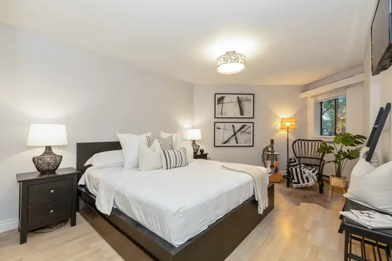 112 6105 KINGSWAY - photo 2 of 21