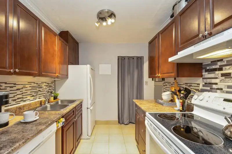 112 6105 KINGSWAY - photo 3 of 21