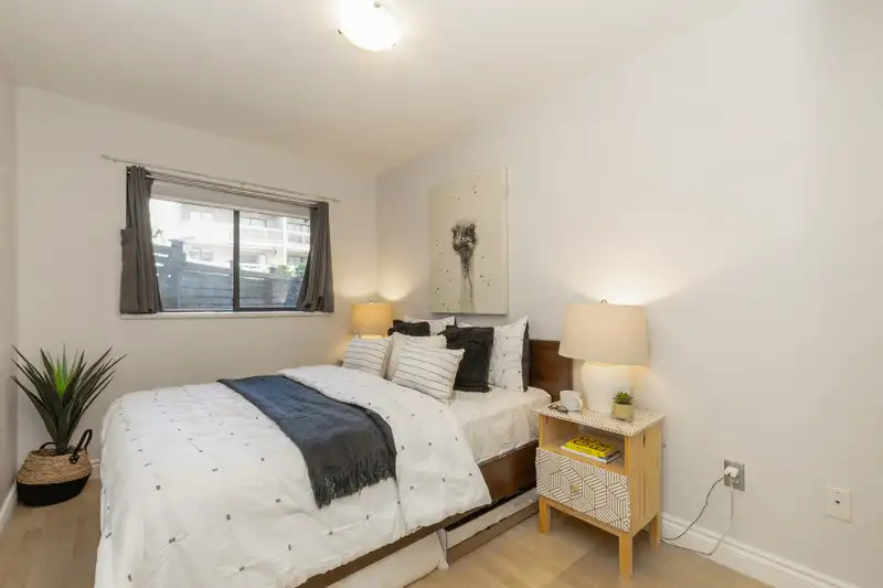 112 6105 KINGSWAY - photo 4 of 21