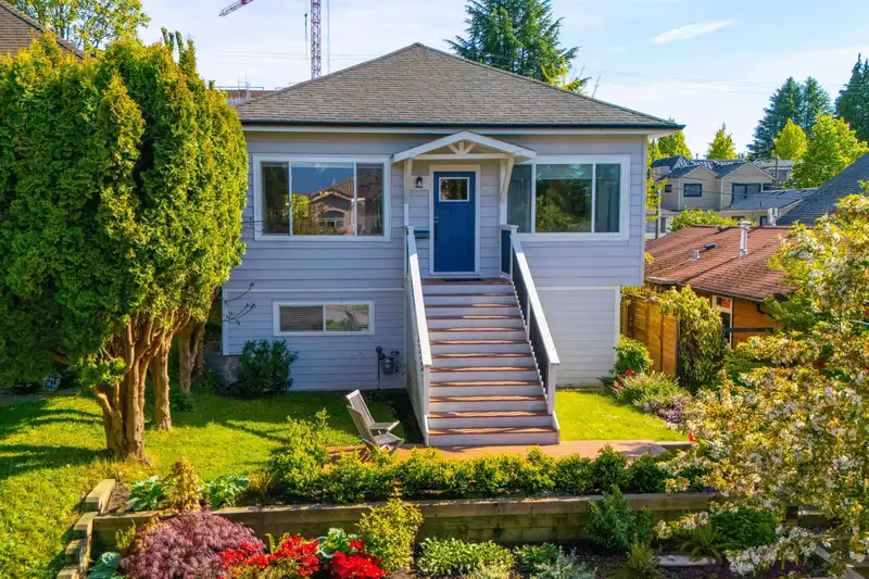 828 E 32ND AVENUE - photo 1 of 29