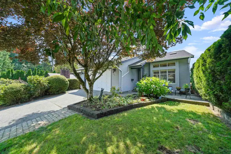 948 MANSFIELD CRESCENT - photo 1 of 40