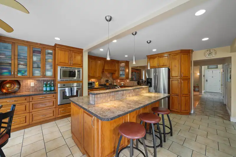 948 MANSFIELD CRESCENT - photo 2 of 40