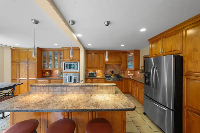 948 MANSFIELD CRESCENT - photo 3 of 40