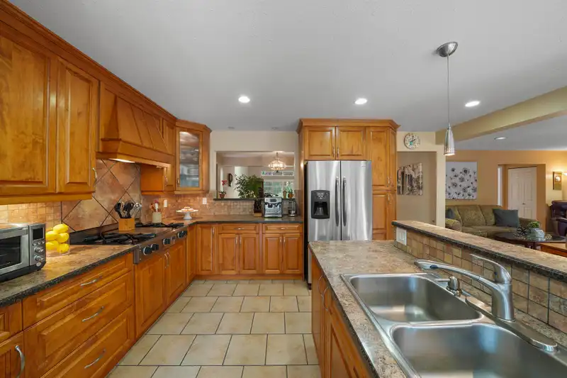 948 MANSFIELD CRESCENT - photo 4 of 40