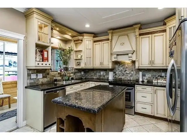 7833 147A STREET - photo 4 of 25