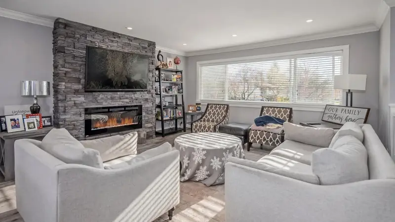 6096 49 AVENUE - photo 2 of 25