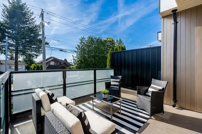 7472 124 STREET - photo 2 of 35
