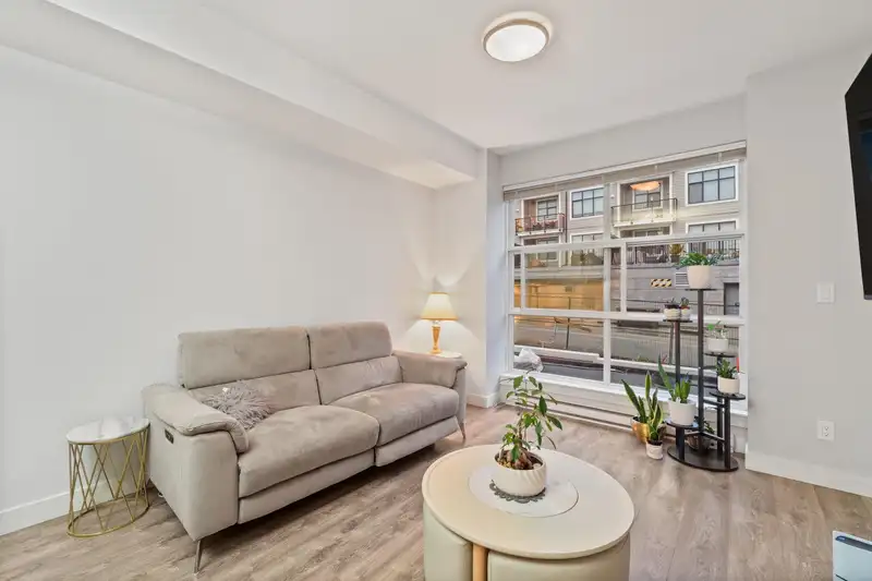208 827 RODERICK AVENUE - photo 1 of 16