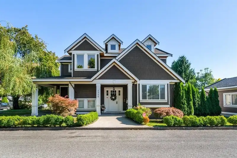 1308 LONDON STREET - photo 1 of 27