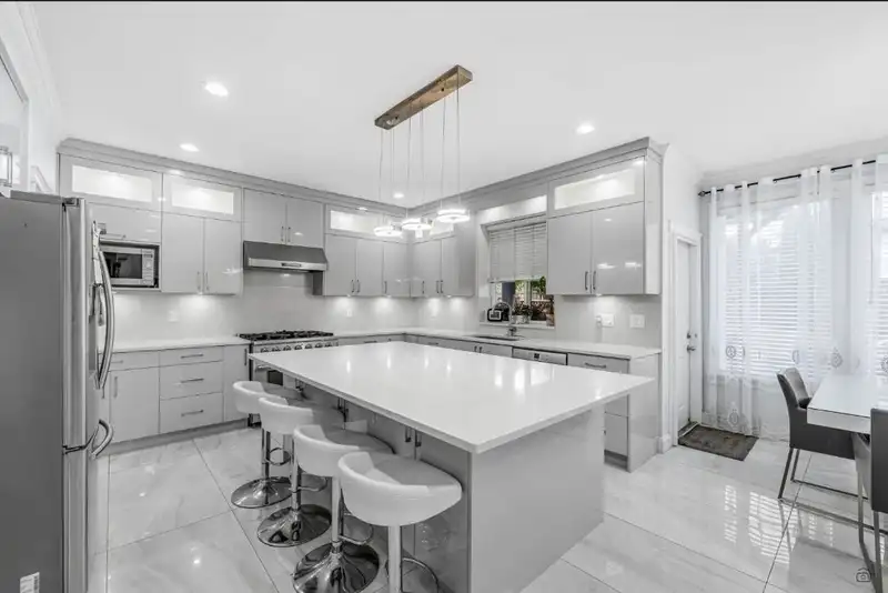 15039 69 AVENUE - photo 4 of 6