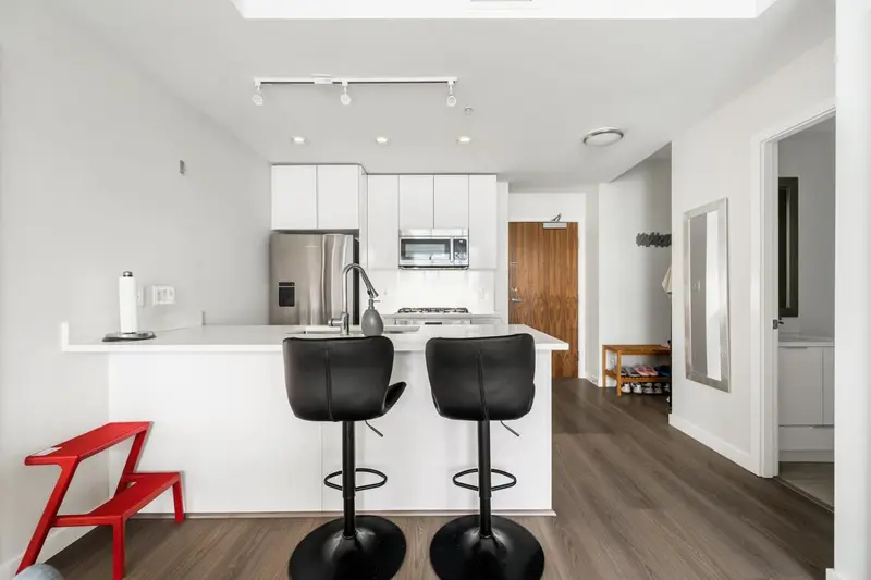 919 8699 HAZELBRIDGE WAY - photo 4 of 24