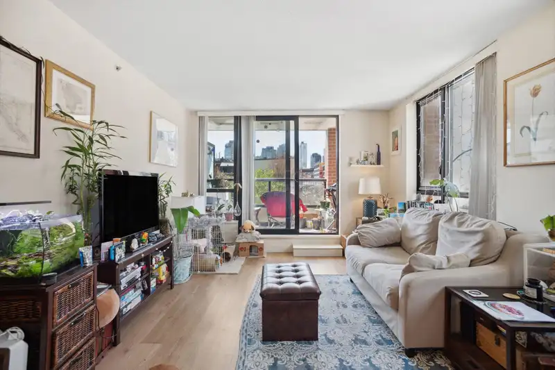 311 977 MAINLAND STREET - photo 2 of 18