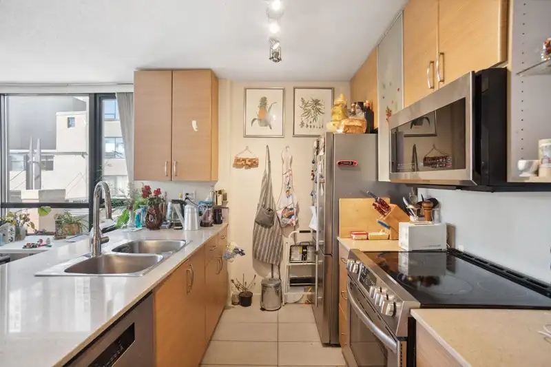 311 977 MAINLAND STREET - photo 4 of 18
