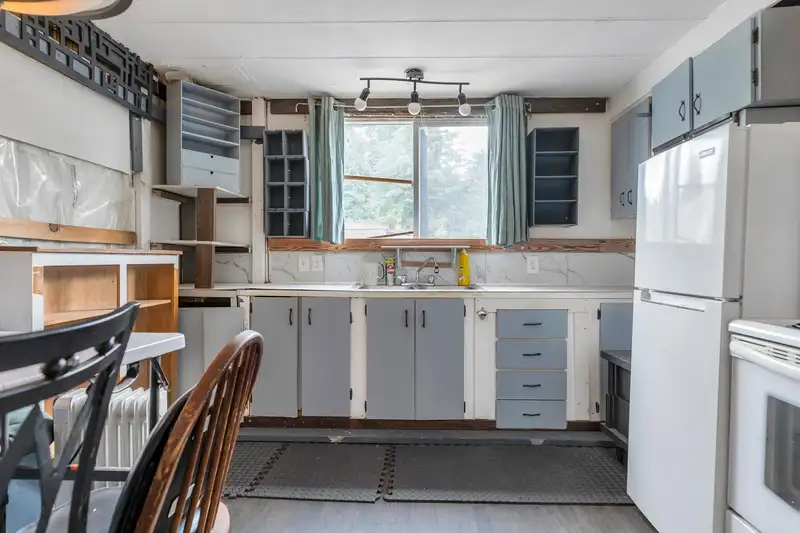9 3031 200 STREET - photo 2 of 24