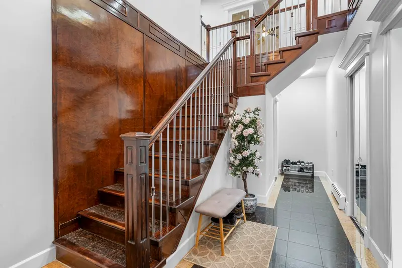 9416 WALLACE CRESCENT - photo 3 of 25