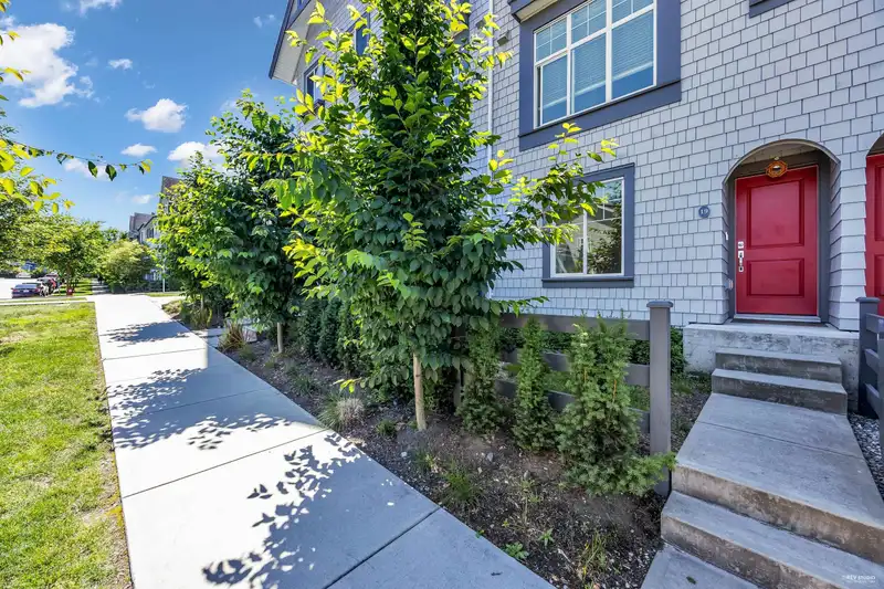 19 13629 81A AVENUE - photo 2 of 38