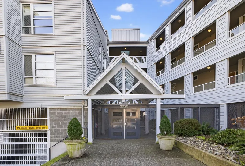 315 2020 E KENT AVENUE SOUTH - photo 3 of 25