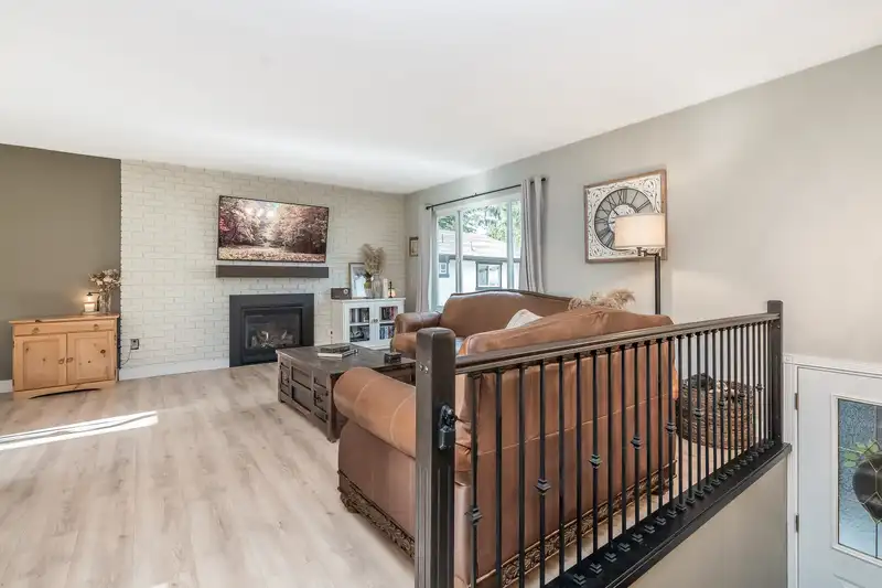 35294 SELKIRK AVENUE - photo 3 of 40