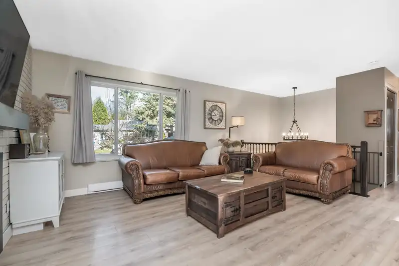 35294 SELKIRK AVENUE - photo 4 of 40