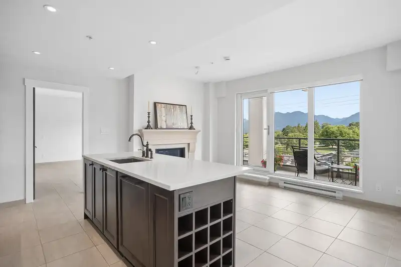 301 4721 HASTINGS STREET - photo 2 of 39