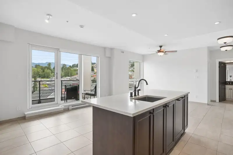 301 4721 HASTINGS STREET - photo 3 of 39
