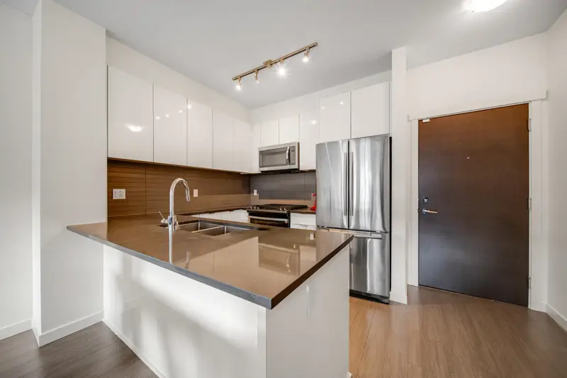 320 15137 33 AVENUE - photo 3 of 25