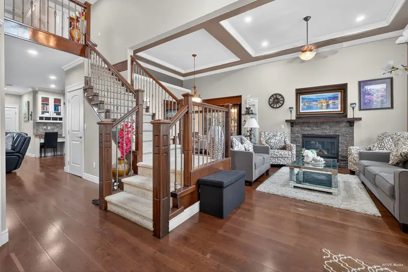 17372 64A AVENUE - photo 3 of 25