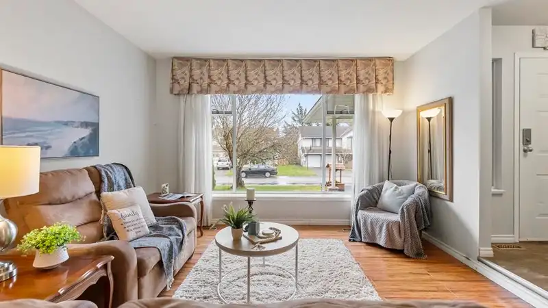 9473 158 STREET - photo 3 of 39