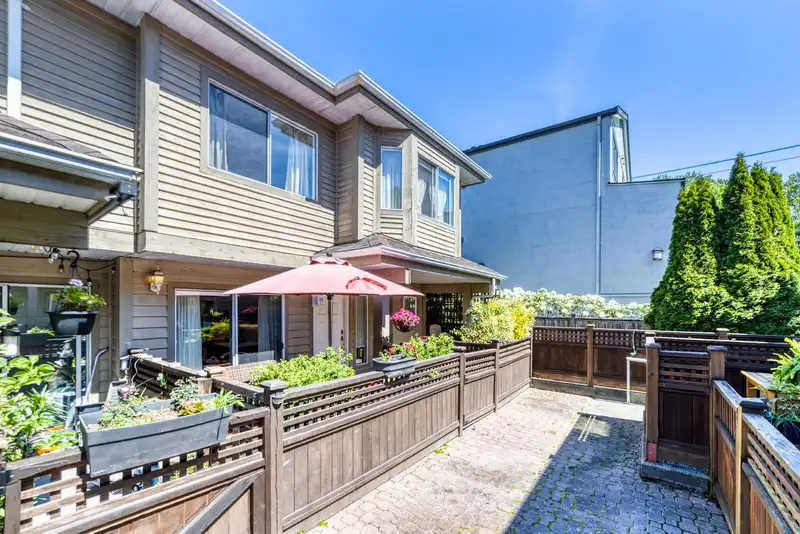 6 815 TOBRUCK AVENUE - photo 1 of 26