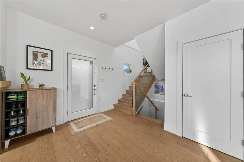 2 252 E 19TH STREET - photo 3 of 32