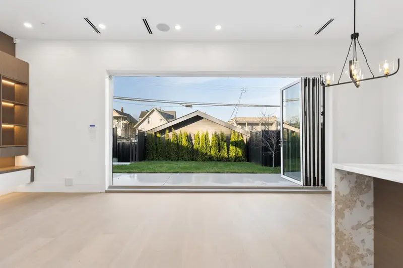 2 847 E 10 AVENUE - photo 1 of 25