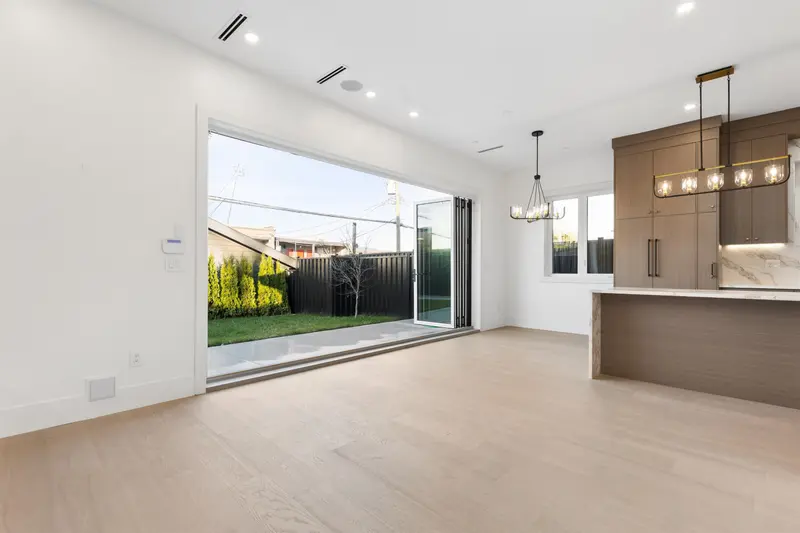 2 847 E 10 AVENUE - photo 2 of 25