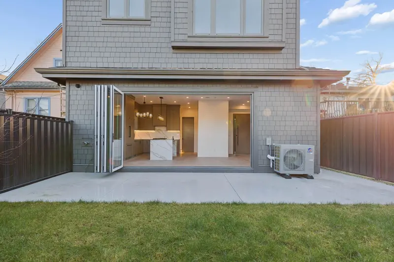 2 847 E 10 AVENUE - photo 4 of 25