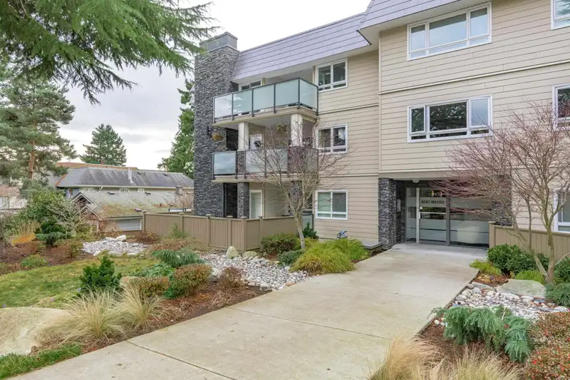 105 1371 FOSTER STREET - photo 2 of 33