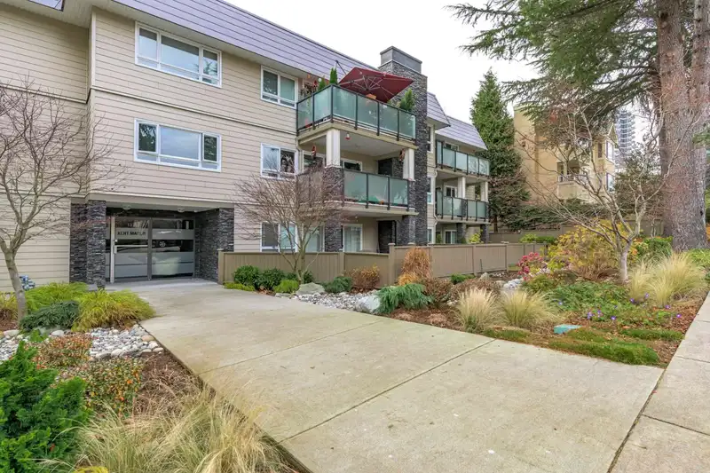 105 1371 FOSTER STREET - photo 3 of 33