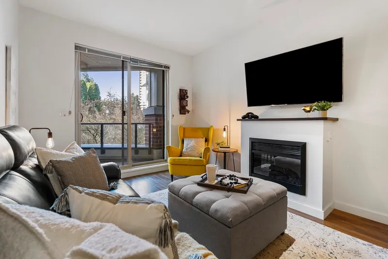 312 245 ROSS DRIVE - photo 2 of 25