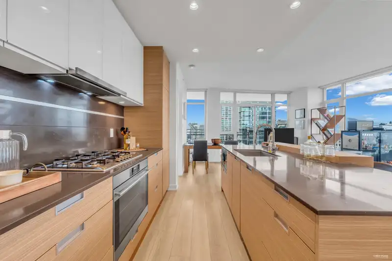 1703 4688 KINGSWAY - photo 4 of 30