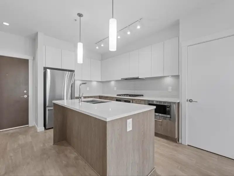 202 625 E 3RD STREET - photo 2 of 40