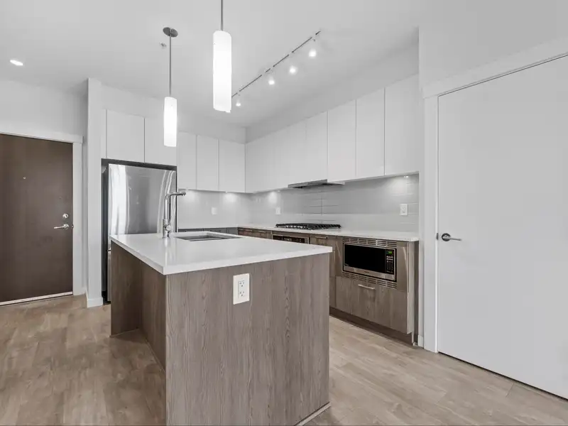 202 625 E 3RD STREET - photo 4 of 40