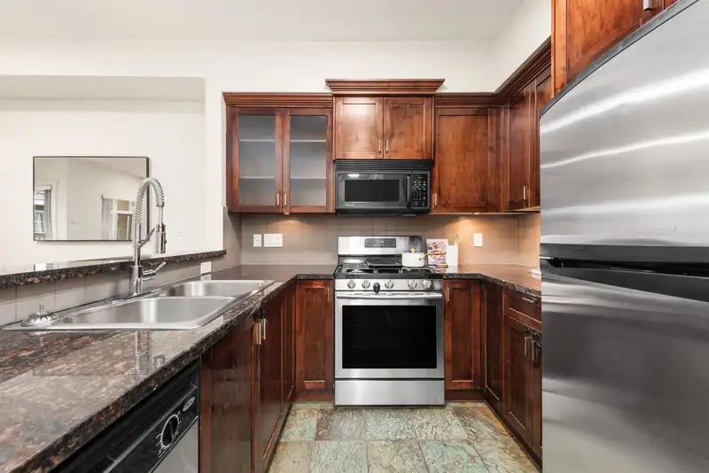 137 7388 MACPHERSON AVENUE - photo 4 of 24